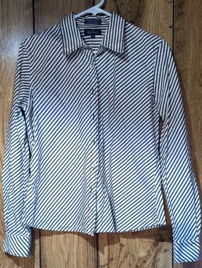 Vintage Women's Facconable Black and White Stripe Long Sleeve Button-Down Shirt